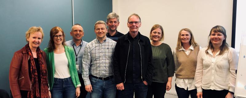  Den nasjonale prosjektgruppen for pilot studien Back 2 School i Norge: Fra venstre: Bente Storm Mowatt-Haugland (UiB), Kristin Gartner Askeland (NORCE), Simon Peter Neumer (RBUP S&oslash;r/&Oslash;st), Frode Adolfsen (RKBU Nord, UiT), Jo Magne Ingul (RKBU Midt, NTNU), Mikael Thastum (prosjektleder B2S Danmark), Henriette Kyrrestad (RKBU Nord, UiT), Trude Havik (UiS), Toril S&oslash;rheim Nilsen (UiT), Marte Rye (RKBU Nord, UiT) ikke tilstede